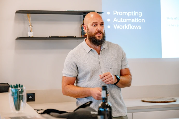 In elke presentatie komen ze terug: skills of the future. Prompting, workflows, automation.